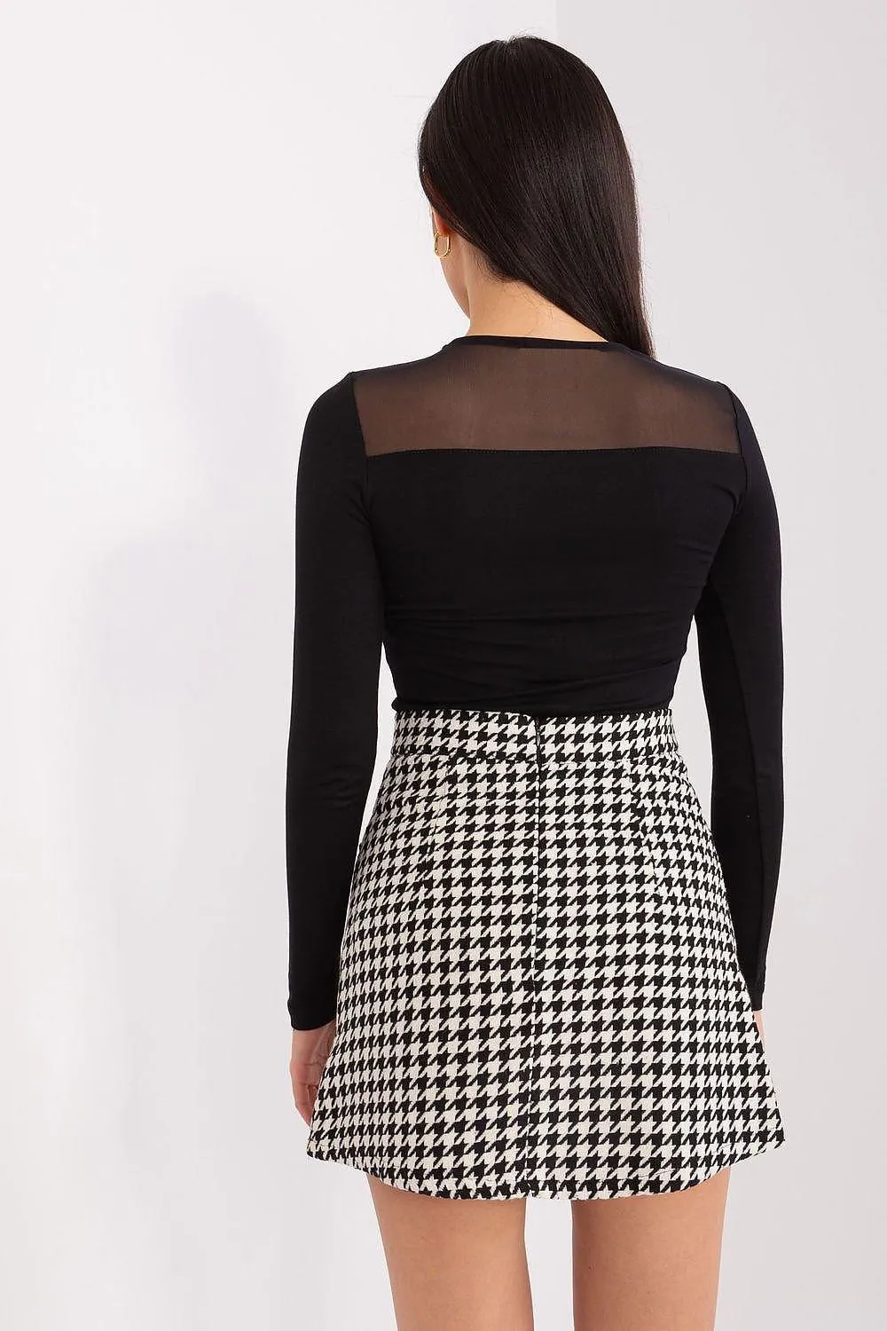 Chic Checkered Mini Skirt with Practical Patch Pockets - Stylish Comfort Redefined